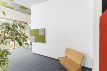 Verbessere Akustik & Luftqualität – nachhaltig, hochwertig, handgefertigt. Wandfläche mit einem natürlichen Climapaneel aus Schafwollvlies und Holzrahmen, montiert an einer Innenwand, gefertigt von Holzwelten Schlosser in Oelsnitz.