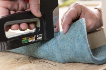 Akustik, Raumklima und Organisation – natürlich vereint Türkises Climapaneel aus Schafwollvlies, genutzt als Pinnwand, handgefertigt von Holzwelten Schlosser in Oelsnitz.