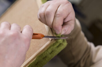 Verbessere Akustik & Luftqualität – nachhaltig, hochwertig, handgefertigt. Wandfläche mit einem natürlichen Climapaneel aus Schafwollvlies und Holzrahmen, montiert an einer Innenwand, gefertigt von Holzwelten Schlosser in Oelsnitz.