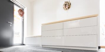 Modernes Dielenmöbel in Hochglanz Weiß – schlichtes Design mit klarer Eleganz Dielenmöbel