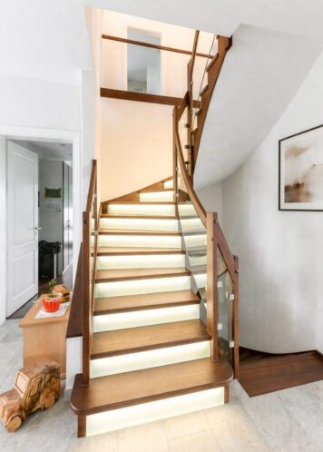 Moderne Holztreppe mit integrierter LED-Beleuchtung – Design trifft Funktion Heller Holztreppenaufgang mit LED Beleuchtung