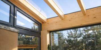 Lichtdurchfluteter Wintergarten mit Holztragwerk und Glasdach Wintergarten Holzwelten Schlosser